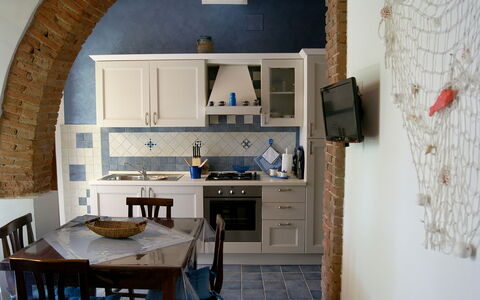 Appartamento Lavanda Seaside and Pool: Meubles, Design Intérieur, Mur, Sol, Bois, Cuisine, Sol, Pièce, Table Cuisine Et Salle A Manger, Chaise