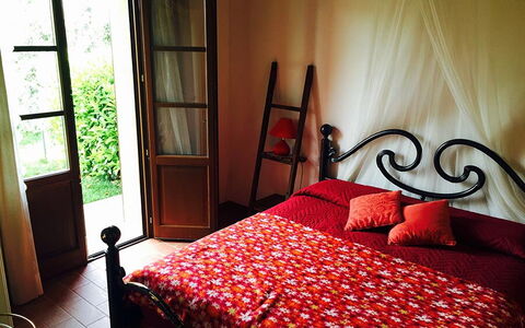 Appartamento Papavero Seaside and Pool: Lit, Chambre, Meubles, Literie, Drap De Lit, Bois, Linge, Design Intérieur, Textile, Sol