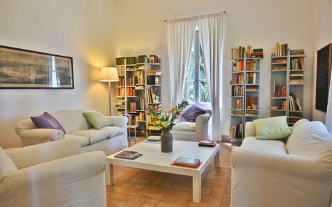 Casale Il Rondò, Private Pool, Città della Pieve: Meubles, Design Intérieur, Sol, Mur, Canapé, Sol, Bois, Salon, Bibliothèque, Pièce