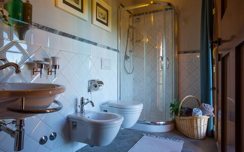 Villa Peccioli: Luminaire Plomberie, Sol, Design Intérieur, Robinet, Sol, Plomberie, Salle De Bains, Lavabo, Évier, Luminaire