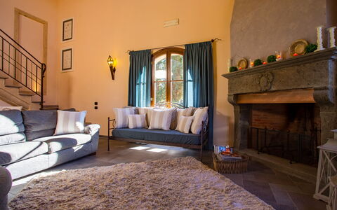 Villa Peccioli: Meubles, Design Intérieur, Canapé, Mur, Sol, Sol, Salon, Textile, Pièce, Éclairage