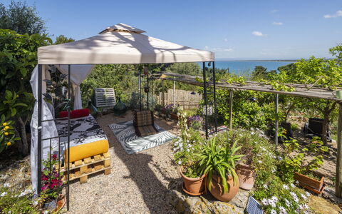 La Torre sul Ponte, Seaview, Garden: Meubles, Mobilier De Jardin, Chaise, Jardin, Pot De Fleur, Tableau De Plein Air, Ombre, Structure En Plein Air, Patio