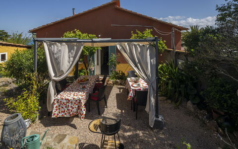 La Torre sul Ponte, Seaview, Garden: Meubles, Chaise, Table, Mobilier De Jardin, Ombre, Arrière-Cour, Pot De Fleur, Tableau De Plein Air, Jardin, Patio