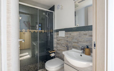 La Torre sul Ponte, Seaview, Garden: Luminaire Plomberie, Salle De Bains, Lavabo, Sol, Évier, Sol, Design Intérieur, Robinet, Miroir, Toilette