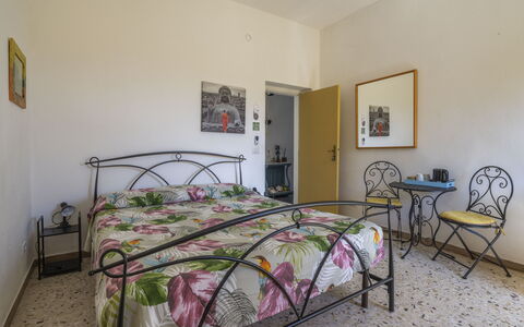 La Torre sul Ponte, Seaview, Garden: Meubles, Chambre, Lit, Sol, Drap De Lit, Literie, Cadre De Lit, Pièce, Linge, Appartement