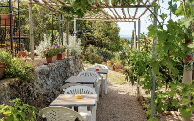 La Torre sul Ponte, Seaview, Garden: Ombre, Jardin, Agriculture, Plantation, Chaise, Mobilier De Jardin, Structure En Plein Air, Tableau De Plein Air