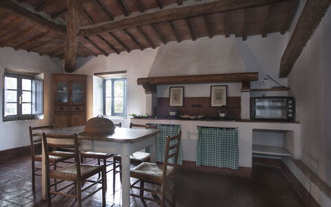 Podere Sangiovese, Pool and View in Chianti: Meubles, Design Intérieur, Sol, Bois, Plafond, Cuisine, Sol, Table Cuisine Et Salle A Manger, Table, Chaise