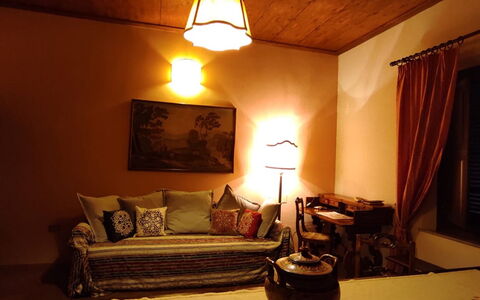 Villa Luce San Miniato: Meubles, Design Intérieur, Mur, Plafond, Éclairage, Sol, Sol, Pièce, Luminaire, Marron