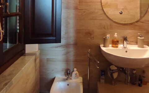 Villa Luce San Miniato: Salle De Bains, Lavabo, Luminaire Plomberie, Évier, Sol, Mur, Sol, Design Intérieur, Siège De Toilette, Miroir