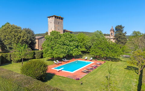 Medieval Castle Living: Vineyards, Swimming Pool &: Biens, Jardin, Hacienda, Aménagement Paysager, Plantation, Château, Pelouse, Haie, Villa, Manoir