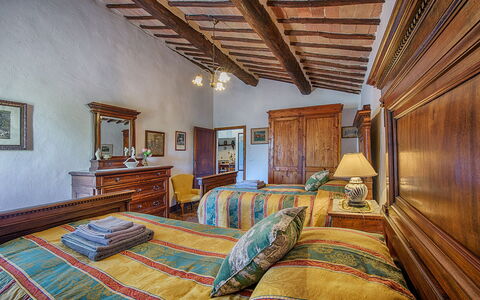 Medieval Castle Living: Vineyards, Swimming Pool &: Meubles, Lit, Chambre, Design Intérieur, Plafond, Pièce, Drap De Lit, Literie, Cadre De Lit, Sol