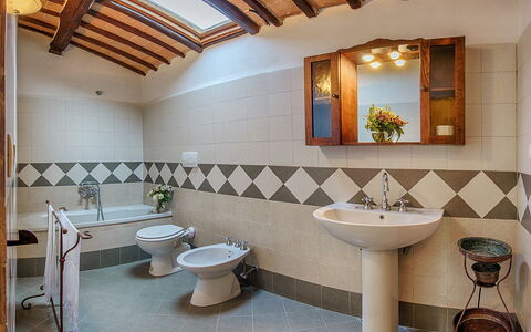 Medieval Castle Living: Vineyards, Swimming Pool &: Sol, Design Intérieur, Sol, Plafond, Luminaire Plomberie, Tuile, Plomberie, Robinet, Pièce, Salle De Bains