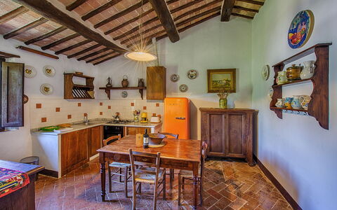 Medieval Castle Living: Vineyards, Swimming Pool &: Meubles, Maison, Sol, Domicile, Cuisine, Pièce, Cabinetry, Chaise, Tache De Bois, Table Cuisine Et Salle A Manger