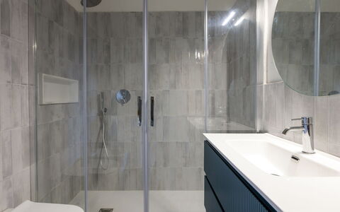 Montparnasse: Salle De Bains, Sol, Sol, Luminaire Plomberie, Design Intérieur, Mur, Armoire De Toilette, Miroir, Évier, Tuile