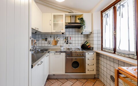 Casa Miramonti: Cuisine, Appareil De Cuisine, Comptoir, Principaux Appliance, Design Intérieur, Sol, Cabinetry, Bois, Evier, Sol