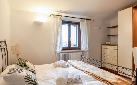 Casa Miramonti: Lit, Meubles, Chambre, Design Intérieur, Literie, Drap De Lit, Mur, Sol, Bois, Sol