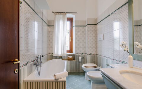 Casa Miramonti: Sol, Luminaire Plomberie, Design Intérieur, Robinet, Sol, Évier, Plomberie, Salle De Bains, Lavabo, Tuile