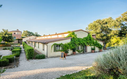 Cignella Resort: Bâtiment, Maison, Façade, Arbuste, Architecture, Toit, Zone Résidentielle, Domicile, Biens