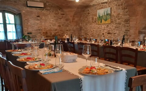 Podere Peteglia: Meubles, Table, Chaise, Table Cuisine Et Salle A Manger, Nappe De Table, Restaurant, Design Intérieur, Vaisselle, Salle À Manger, Plafond