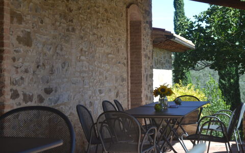 Podere Peteglia: Meubles, Table, Tableau De Plein Air, Chaise, Mobilier De Jardin, Table Cuisine Et Salle A Manger, Ombre, Nappe De Table, Balcon, Plante D'Appartement