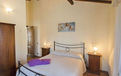 Podere Peteglia: Meubles, Sol, Sol, Design Intérieur, Domicile, Plafond, Pièce, Cadre De Lit, Lit, Chambre