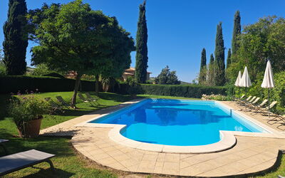 Podere Peteglia: Piscine, Bleu, Recours, Jardin, Biens, Eco Hôtel, Aménagement Paysager, Ombre, Hacienda, Thermes