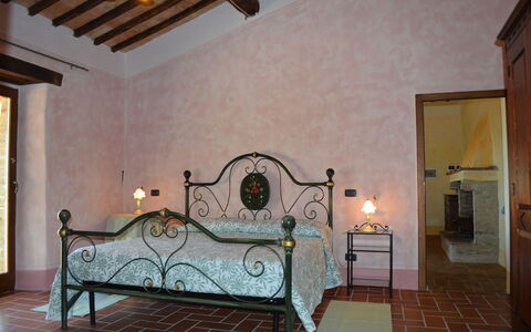 Agriturismo Bellavista, Private Pool, Val D'Orcia: Sol, Sol, Meubles, Chambre, Cadre De Lit, Lit, Lampe, Luminaire, Literie, Plante D'Appartement