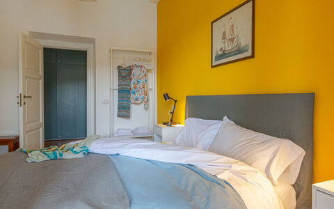 Villa Fior di Roccia: Meubles, Lit, Chambre, Design Intérieur, Literie, Drap De Lit, Jaune, Linge, Sol, Sol