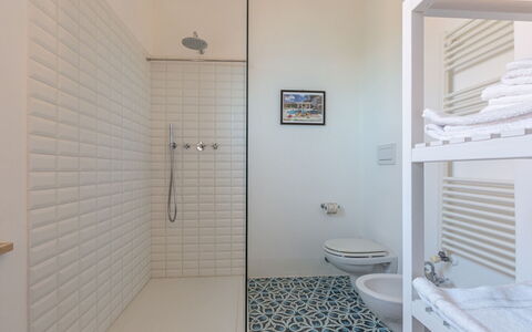 Villa Fior di Roccia: Sol, Mur, Sol, Design Intérieur, Salle De Bains, Luminaire Plomberie, Tuile, Composite, Pièce, Plafond