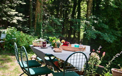 Il Gallinaio, Vivo D'Orcia: Meubles, Mobilier De Jardin, Tableau De Plein Air, Jardin, Communauté Des Plantes, Chaise, Couverture De Sol, Printemps, Arrière-Cour, Nappe De Table