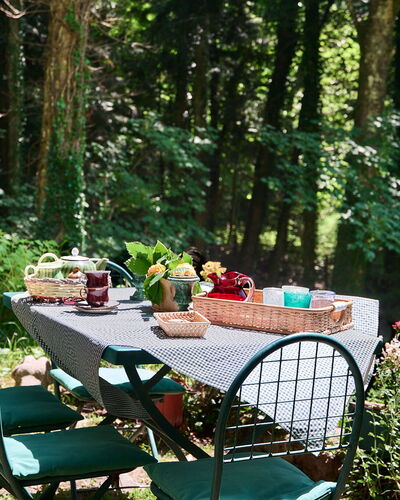 Il Gallinaio, Vivo D'Orcia: Meubles, Mobilier De Jardin, Tableau De Plein Air, Jardin, Communauté Des Plantes, Chaise, Couverture De Sol, Printemps, Arrière-Cour, Nappe De Table