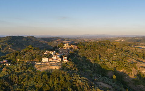 Villa Elisa: Paysage, Colline, Station De Montagne, Matin, Lumière Du Soleil, Vue Du Ciel, Chaparral, Photographie Aérienne, Village, Formations Arbustives