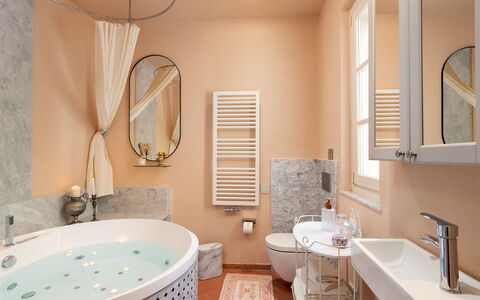 Villa Elisa: Salle De Bains, Design Intérieur, Luminaire Plomberie, Sol, Mur, Sol, Baignoire, Robinet, Lavabo, Évier