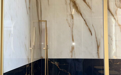 Villa Elisa: Sol, Tuile, Sol, Luminaire Plomberie, Luminaire, Plomberie, Miroir, Marbre, Salle De Bains