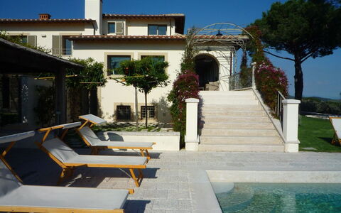 Castelprile: Piscine, Zone Résidentielle, Maison, Recours, Domicile, Biens, Ombre, Mobilier De Jardin, Balcon, Pot De Fleur