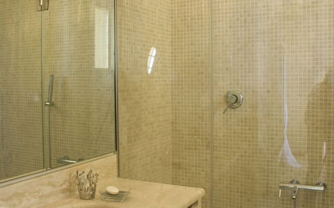 Castelprile: Salle De Bains, Luminaire Plomberie, Mur, Design Intérieur, Sol, Lavabo, Sol, Robinet, Miroir, Tete De Douche