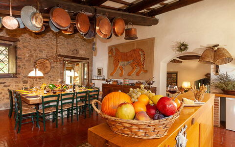 Artemisia: Meubles, Design Intérieur, Table, Bois, Table Cuisine Et Salle A Manger, Plafond, Chaise, Éclairage, Pièce, Salle À Manger