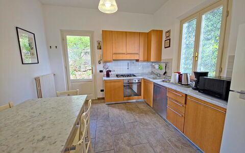 Villa Il Giardino: Sol, Comptoir, Cuisine, Bois, Sol, Design Intérieur, Meubles, Appareil De Cuisine, Principaux Appliance, Cabinetry