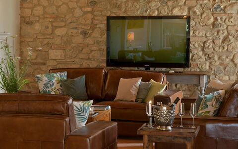 Villa Il Noccioleto: Meubles, Canapé, Design Intérieur, Salon, Bois, Sol, Sol, Table, Pièce, Éclairage