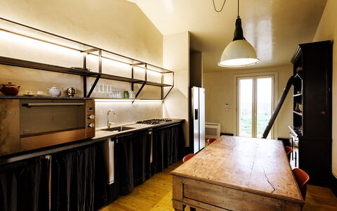 Villa Dedalo: Design Intérieur, Meubles, Sol, Plafond, Bois, Luminaire, Sol, Éclairage, Cuisine, Pièce