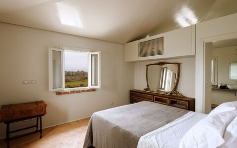 Villa Dedalo: Lit, Chambre, Mur, Design Intérieur, Meubles, Bois, Drap De Lit, Plafond, Literie, Sol