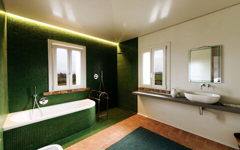 Villa Dedalo: Mur, Luminaire Plomberie, Robinet, Design Intérieur, Sol, Éclairage, Plomberie, Domicile, Plafond, Salle De Bains