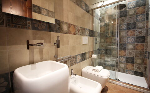 La Casa sulla Piazza: Sol, Salle De Bains, Luminaire Plomberie, Siège De Toilette, Sol, Design Intérieur, Toilette, Plomberie, Tuile, Évier