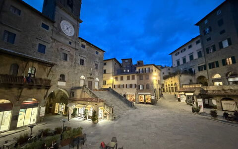 La Casa sulla Piazza: Bâtiment, Ville, Mur, Fenêtre, Ville, Zone Urbaine, Façade, Maison, Espace Public, Quartier