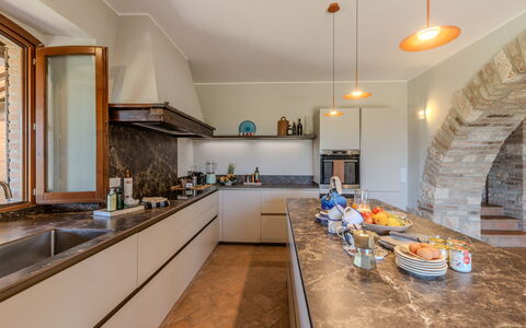 Casale Nido: Cuisine, Comptoir, Design Intérieur, Sol, Bois, Plafond, Appareil De Cuisine, Éclairage, Meubles, Cabinetry