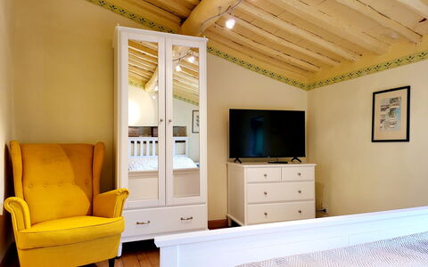 La Casa degli Artisti, Jacuzzi, Marliana: Meubles, Design Intérieur, Mur, Sol, Sol, Bois, Pièce, Plafond, Lit, Chambre