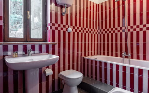 Podere le Lune with Pool, San Gimignano: Rouge, Luminaire Plomberie, Salle De Bains, Sol, Design Intérieur, Sol, Robinet, Plomberie, Lavabo, Tuile