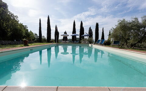 Podere le Lune with Pool, San Gimignano: Bleu, Piscine, Recours, Aménagement Paysager, Hacienda, Caractéristique De L'Eau, Eco Hôtel, Mobilier De Jardin, Villa