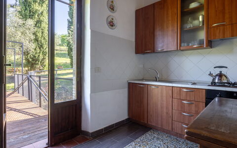 Podere le Lune with Pool, San Gimignano: Bois, Sol, Tache De Bois, Dur, Cuisine, Comptoir, Cabinetry, Table Cuisine Et Salle A Manger, Vernis, Tuile