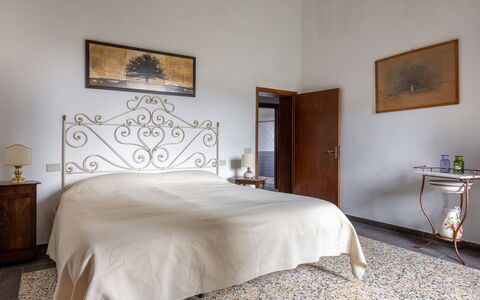 Podere le Lune with Pool, San Gimignano: Mur, Sol, Chambre, Sol, Design Intérieur, Lit, Meubles, Literie, Drap De Lit, Plafond